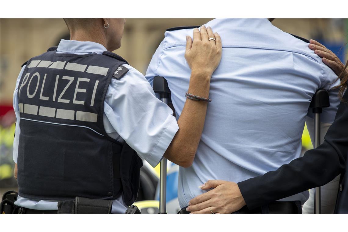 In Stuttgart fand eine Schweigeminute für einen im Dienst ums Leben gekommen Polizisten statt. Hinterbliebene von getöteten Polizisten sollen höhere Entschädigung erhalten (Archivfoto).