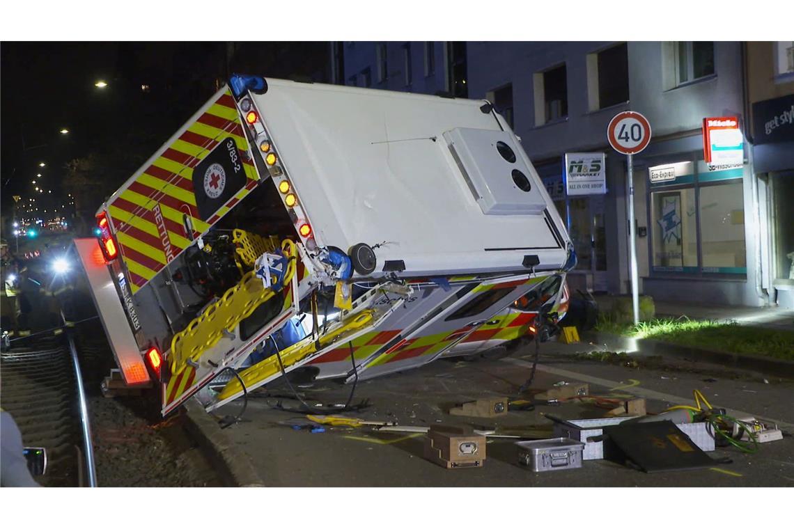 In Stuttgart ist ein Rettungswagen nach einem Zusammenstoß mit einem Auto umgekippt und im Gleisbereich der Straßenbahn liegen geblieben. Im Wagen befand sich kein Patient.