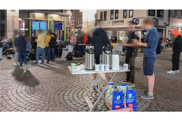 In Stuttgart  stehen Migranten oft bereits in den frühen Morgenstunden vor der Ausländerbehörde, um einen Termin zu bekommen.