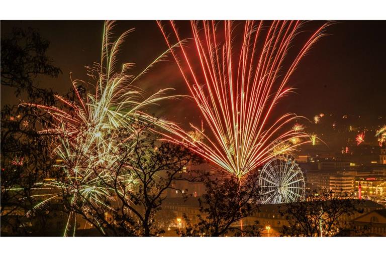 In Stuttgart wird der Jahreswechsel traditionell mit vielen Raketen gefeiert.