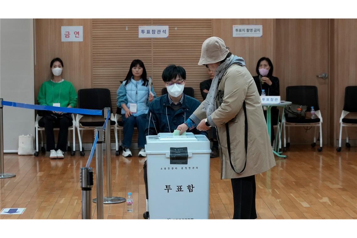 In Südkorea wird ein neues Parlament gewählt. In Asiens viertgrößter Volkswirtschaft können gut 44,25 Millionen Menschen ihre Stimme abgeben.