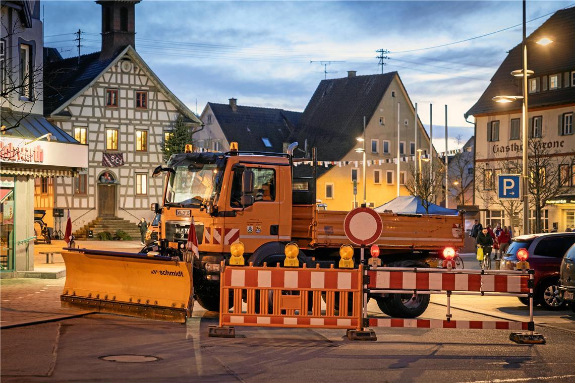 In Sulzbach an der Murr wurde am Donnerstag selbst beim Rathaussturm der Marktplatz mit schwerem Gerät gesichert. Foto: Alexander Becher