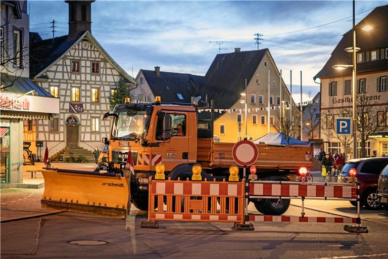 In Sulzbach an der Murr wurde am Donnerstag selbst beim Rathaussturm der Marktplatz mit schwerem Gerät gesichert. Foto: Alexander Becher