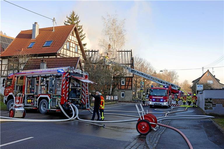 In Sulzbach-Bartenbach hat am Dienstagnachmittag ein Wohnhaus gebrannt. Foto: Alexander Becher