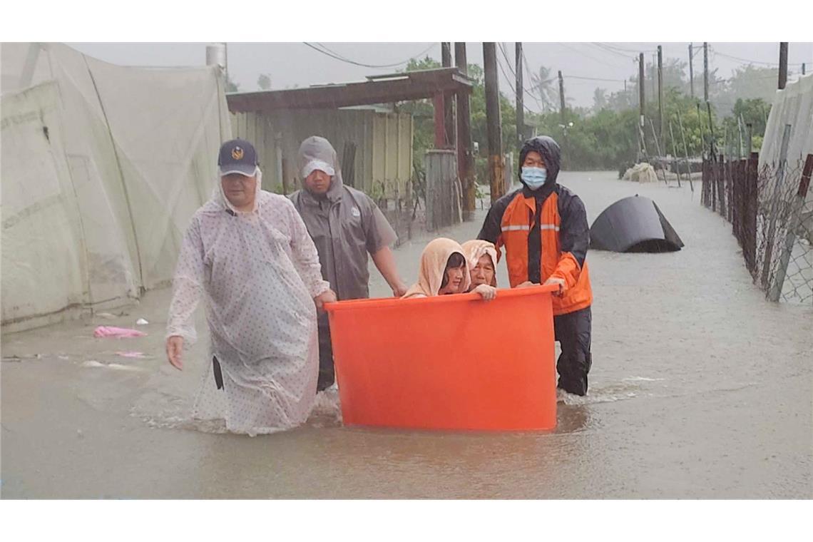 In Taiwan evakuierte die Feuerwehr Anwohner. "Gaemi" war dort in der Nacht zum Donnerstag auf Land getroffen.