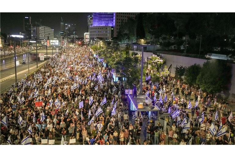 In Tel Aviv und anderen Städten verlangten die Demonstranten von Netanjahu, einem Ende der Kämpfe mit der Hamas als Teil eines Abkommens zuzustimmen.