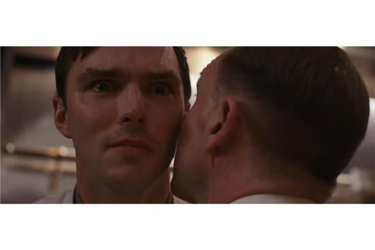 In „The Menu“ reist ein Paar (Anya Taylor-Joy und Nicholas Hoult, l.) in ein exklusives Restaurant, in dem der Chefkoch (Ralph Fiennes, r.) ein Menü mit einigen schockierenden Überraschungen zubereitet.