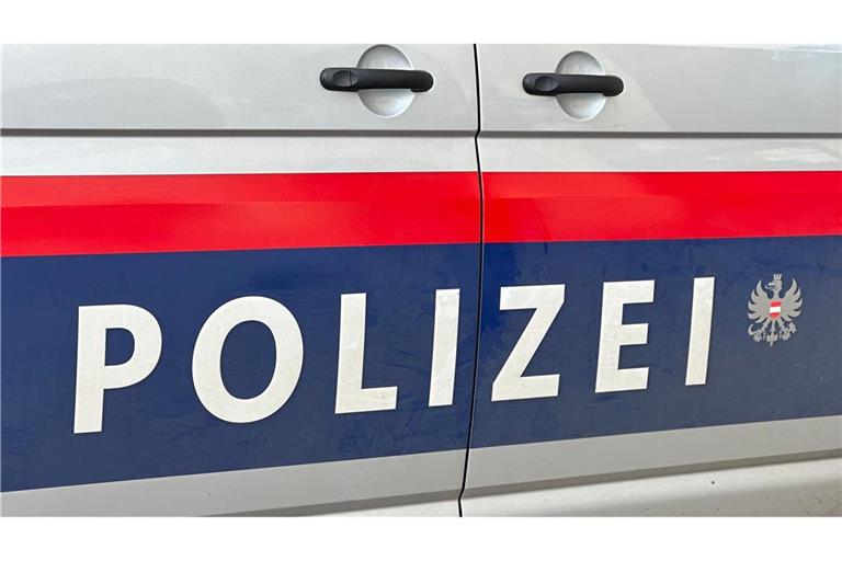 In Tirol werden in der Wintersaison an Wochenenden manche Nebenstraßen für den Transitverkehr gesperrt - die Polizei wird das kontrollieren.