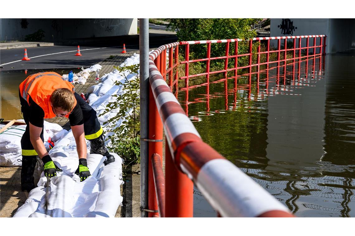 In Tschechien kämpfen Einsatzkräfte gegen die Folgen des Hochwassers.