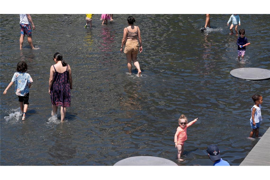 In Washington freuen sich Familien im Yards Park Canal Basin über das kühle Nass, während die Temperaturen in der Stadt zu steigen beginnen.