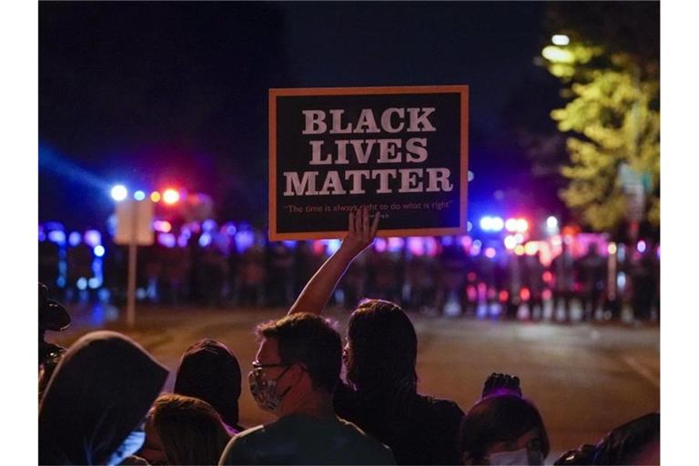 In Wauwatosa stehen sich Demonstranten und Polizisten während gegenüber. Foto: Morry Gash/AP/dpa