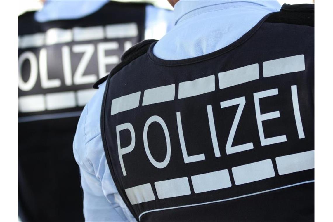 Kriminelle sprengen zwei Geldautomaten in Schwetzingen In Westen gekleidete Polizisten. Foto: Silas Stein/dpa/Archivbild
