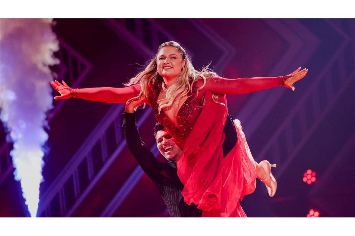 Influencerin Sophia Thiel zeigt mit ihrem Tanzpartner, dem Profitänzer Alexandru Ionel, bei "Let's Dance" auf dem Parkett was sie kann.