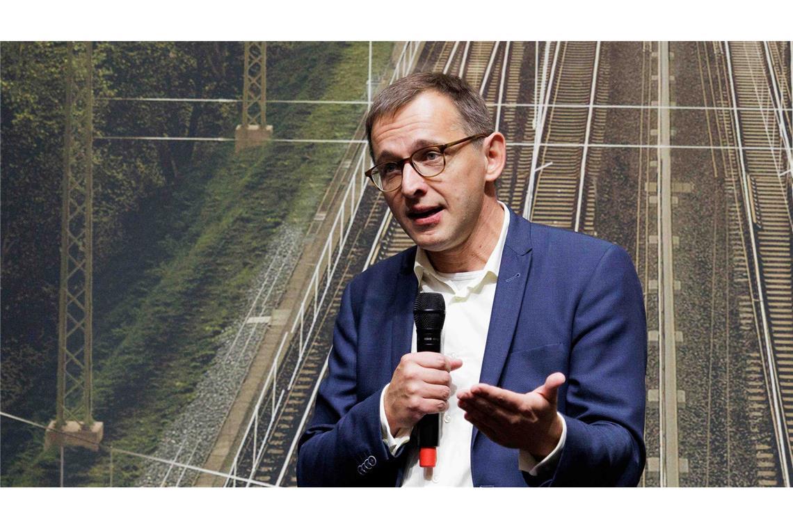 InfraGo-Vorstand Philipp Nagl erwartet, dass der Zugverkehr bei gleichbleibenden Investitionen in wenigen Jahren merklich besser wird. (Archivbild)