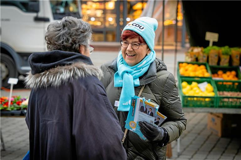 Inge Gräßle (CDU) beim Wahlkampf auf dem Murrhardter Marktplatz. Foto: Alexander Becher