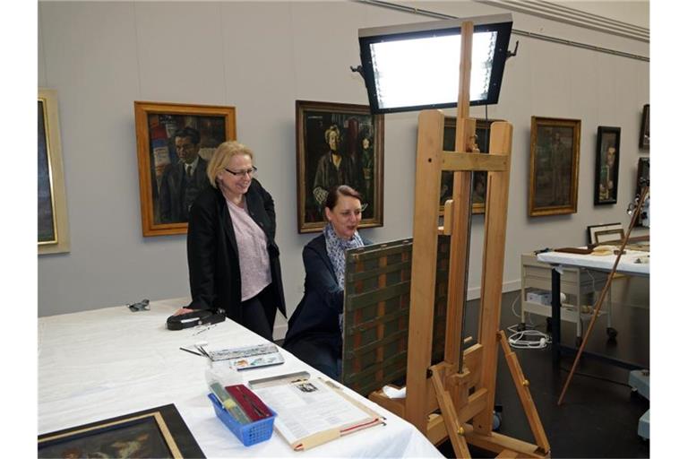 Inge Herold (l), Vizechefin der Kunsthalle Mannheim, betrachtet die Arbeit einer Restauratorin. Foto: Kunsthalle Mannheim/Archivbild