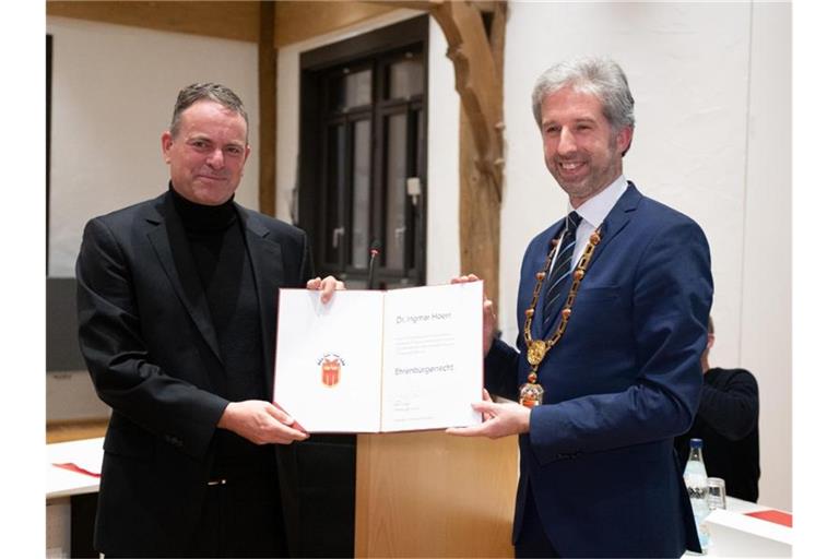 Ingmar Hoerr (l), Entdecker einer Impftechnik und Gründer von Curevac, erhält die Ehrenbürgerwürde. Foto: Bernd Weißbrod/dpa