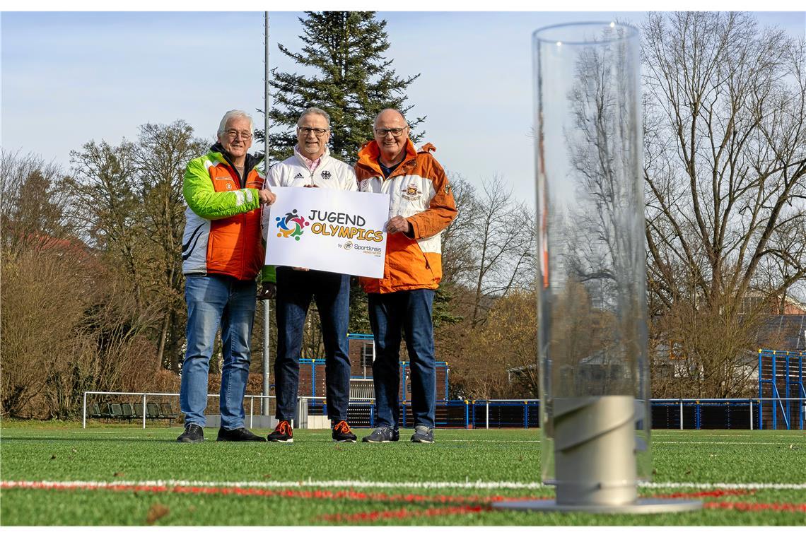 Initiator Gerd Lamsfuß (von links), Sportkreispräsident Reinhold Sczuka und Rolf Hettich haben die Organisation der Jugend Olympics federführend in der Hand. Im Mai soll in dem schmucken Glasgefäß dann auch die „olympische Flamme“ entzündet werden. Foto: Alexander Becher