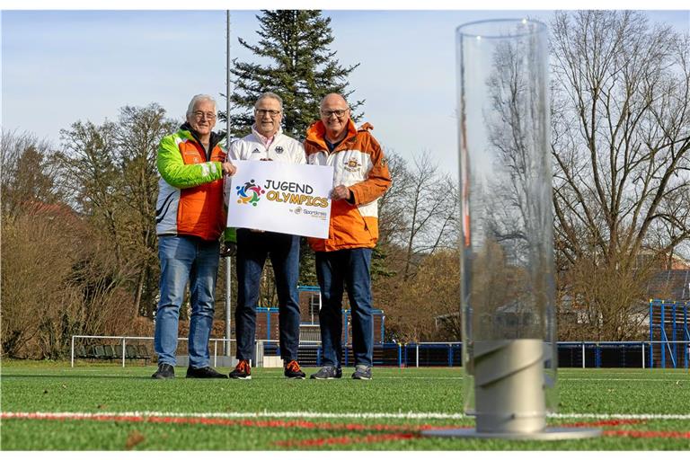 Initiator Gerd Lamsfuß (von links), Sportkreispräsident Reinhold Sczuka und Rolf Hettich haben die Organisation der Jugend Olympics federführend in der Hand. Im Mai soll in dem schmucken Glasgefäß dann auch die „olympische Flamme“ entzündet werden. Foto: Alexander Becher