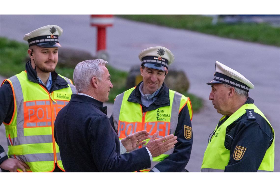 Innenminister Thomas Strobl (CDU) beim Gespräch mit Polizeibeamten in Biberach am 22. März.