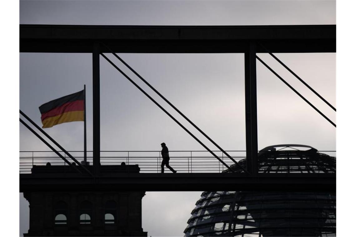Zwei Prozent der Bevölkerung gegen Corona geimpft Innerhalb eines Tages haben die deutschen Gesundheitsämter dem Robert Koch-Institut 6408 Corona-Neuinfektionen gemeldet. Foto: Dorothée Barth/dpa
