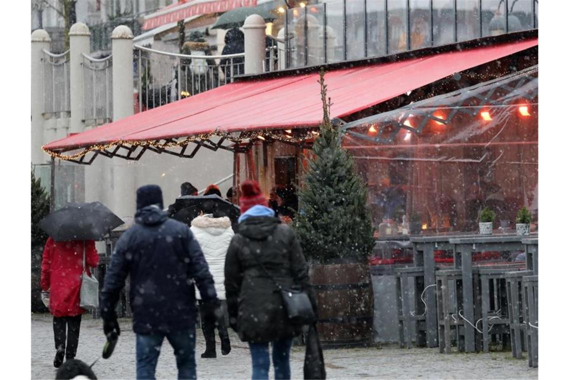 Neue Corona-Hilfe: Anträge vor allem aus Gastgewerbe Insbesondere das Gastgewerbe reichte zum Start Anträge für die neue Überbrückungshilfe IV ein. Foto: Bernd Wüstneck/dpa-Zentralbild/dpa