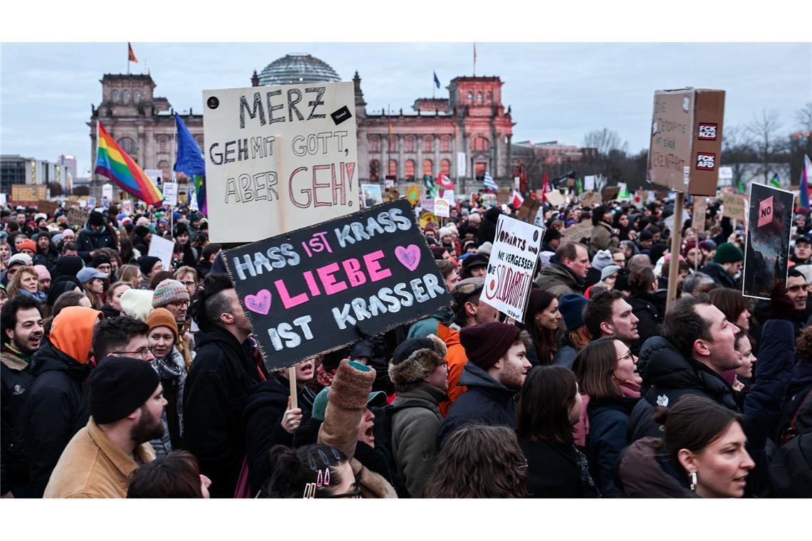 Insgesamt mehrere 100.000 Menschen haben in den vergangenen Wochen so wie hier in Berlin gegen eine Zusammenarbeit von CDU und AfD demonstriert (Archivbild).