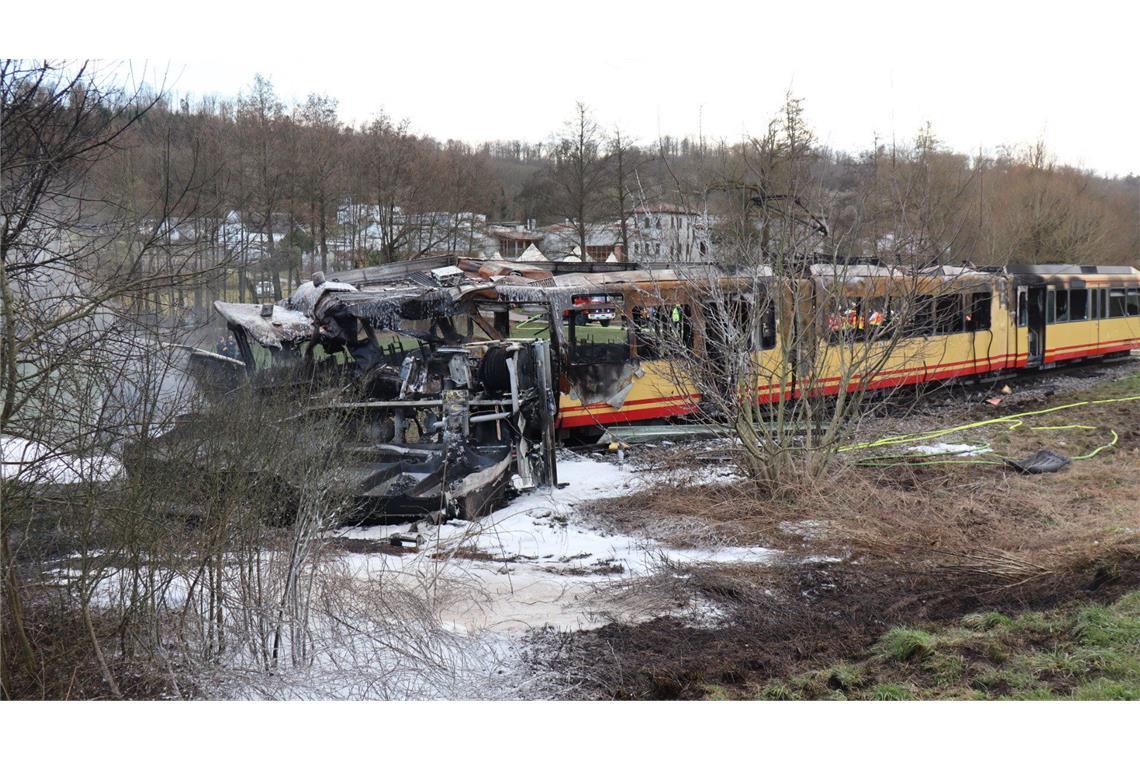 Insgesamt waren der Feuerwehr zufolge mindestens zehn Fahrgäste im Zug.