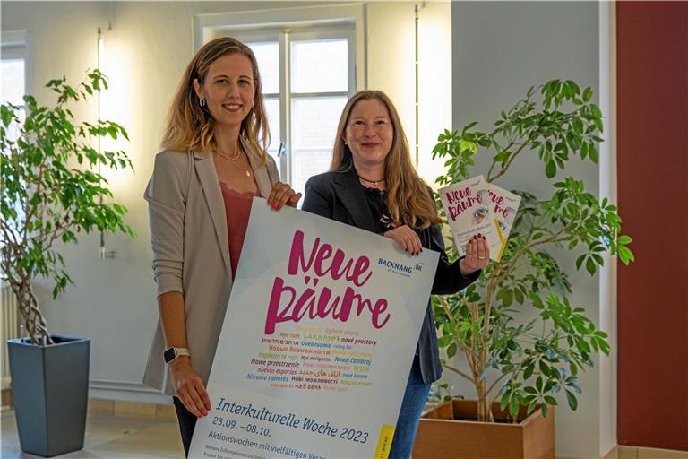 Integrationsbeauftragte Sandra Amofah und Kulturdezernentin Regine Wüllenweber präsentieren das Programm der Interkulturellen Woche. Foto: Stadt Backnang