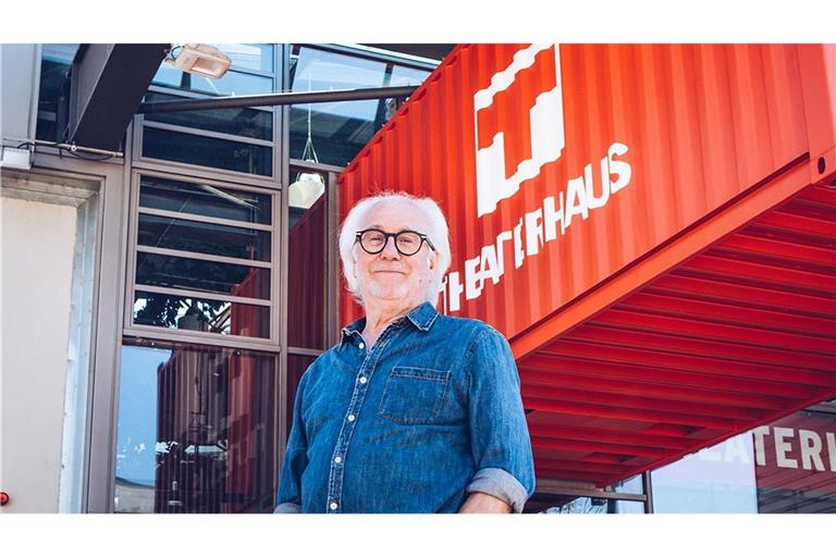 Intendant und Regisseur Werner Schretzmeier vor dem Theaterhaus in Stuttgart