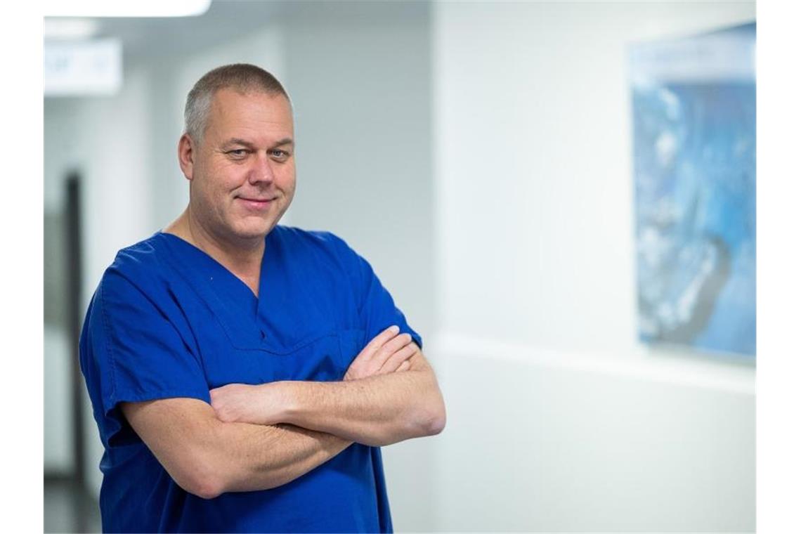 Intensivmediziner Götz Geldner steht im RKH-Klinikum Ludwigsburg. Foto: Sebastian Gollnow/dpa/Bildarchiv