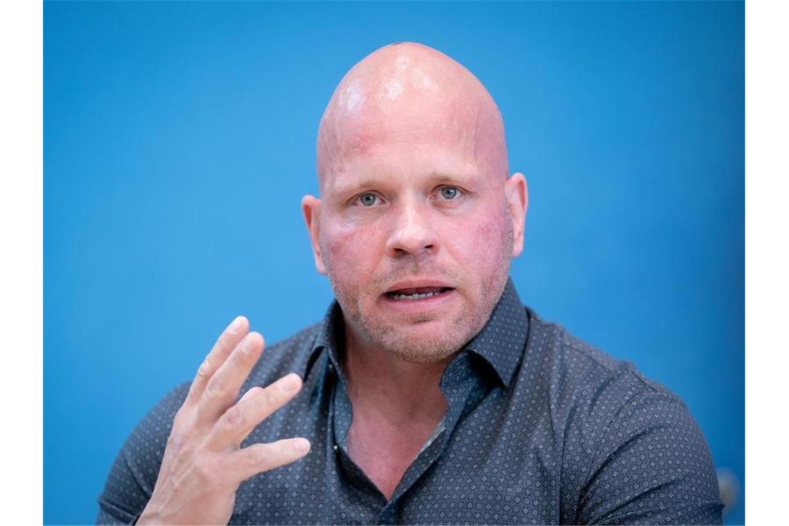 „In normalen Zeiten sterben Patienten anders“ Intensivpfleger Ricardo Lange spricht über seine Arbeot während der Corona-Pandemie. Foto: Kay Nietfeld/dpa