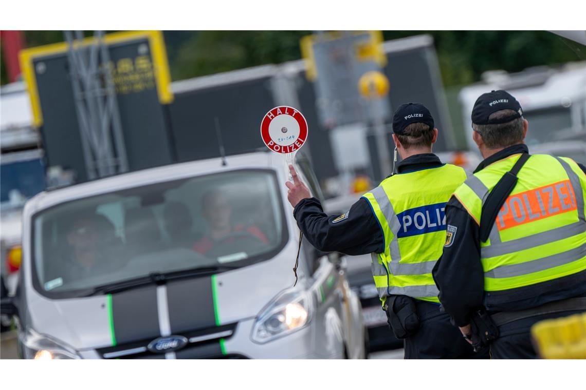 Inzwischen gibt es stationäre Grenzkontrollen an allen deutschen Landesgrenzen. 25 Prozent der Teilnehmer der Befragung gaben an, nicht funktionierender Grenzschutz treibe sie mehr um als alles andere. (Archivfoto)