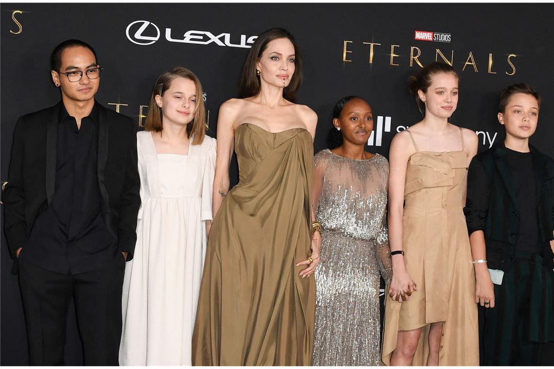 Inzwischen sind die größten Jolie-Kinder junge Erwachsene, die „kleinen“ Zwillinge Vivienne und Knox auch schon 15. Zu Brad Pitt  sollen die Kinder wenig Kontakt haben.