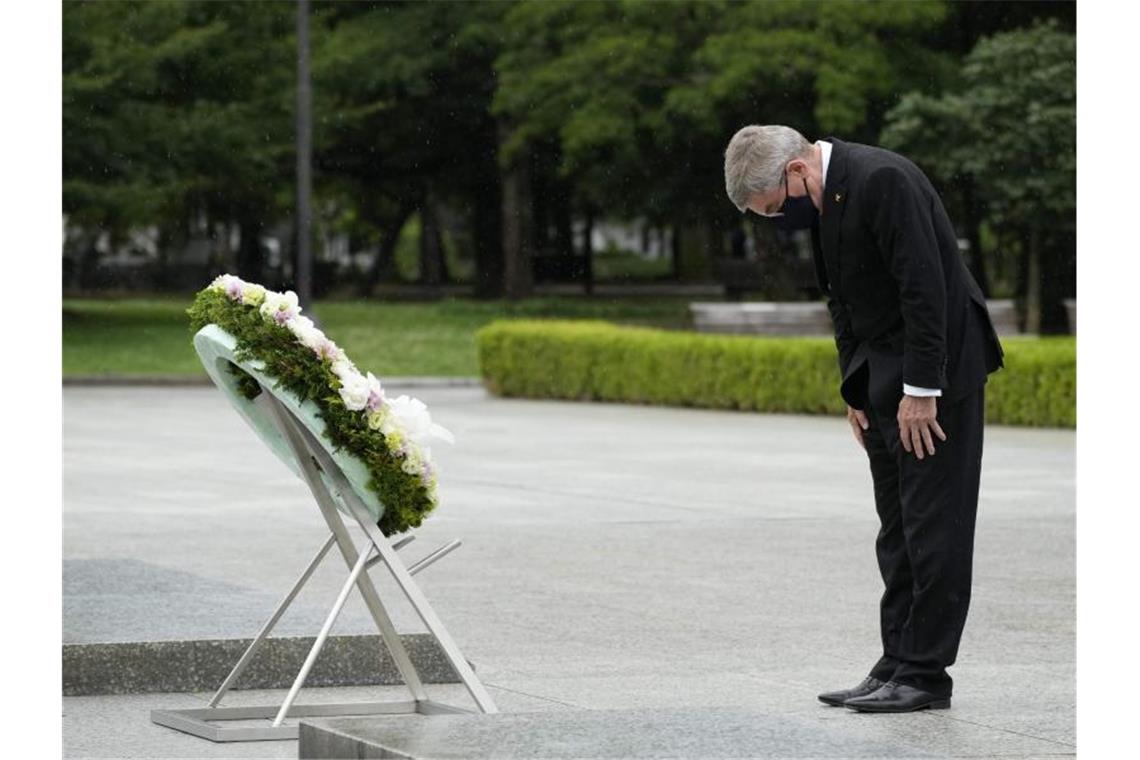 IOC-Chef Bach beschwört in Hiroshima Olympischen Frieden IOC-Präsident Thomas Bach legt während seines Besuchs einen Kranz in Hiroshima nieder. Foto: Eugene Hoshiko/Pool AP/dpa