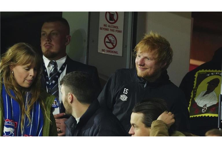 Ipswich Town-Fan Ed Sheeran (r) steht während des Spiels auf der Tribüne.