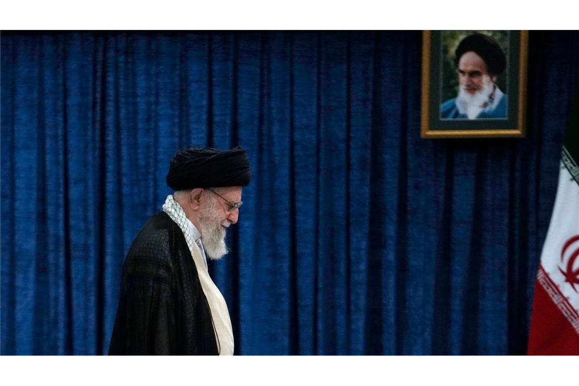 Irans Religionsführer Ajatollah Ali Chamenei hat die Präsidentenwahl im Iran eröffnet. Das Staatsoberhaupt gab am Morgen seine Stimme traditionell in einer Hochsicherheitszone im Zentrum der Hauptstadt Teheran ab.