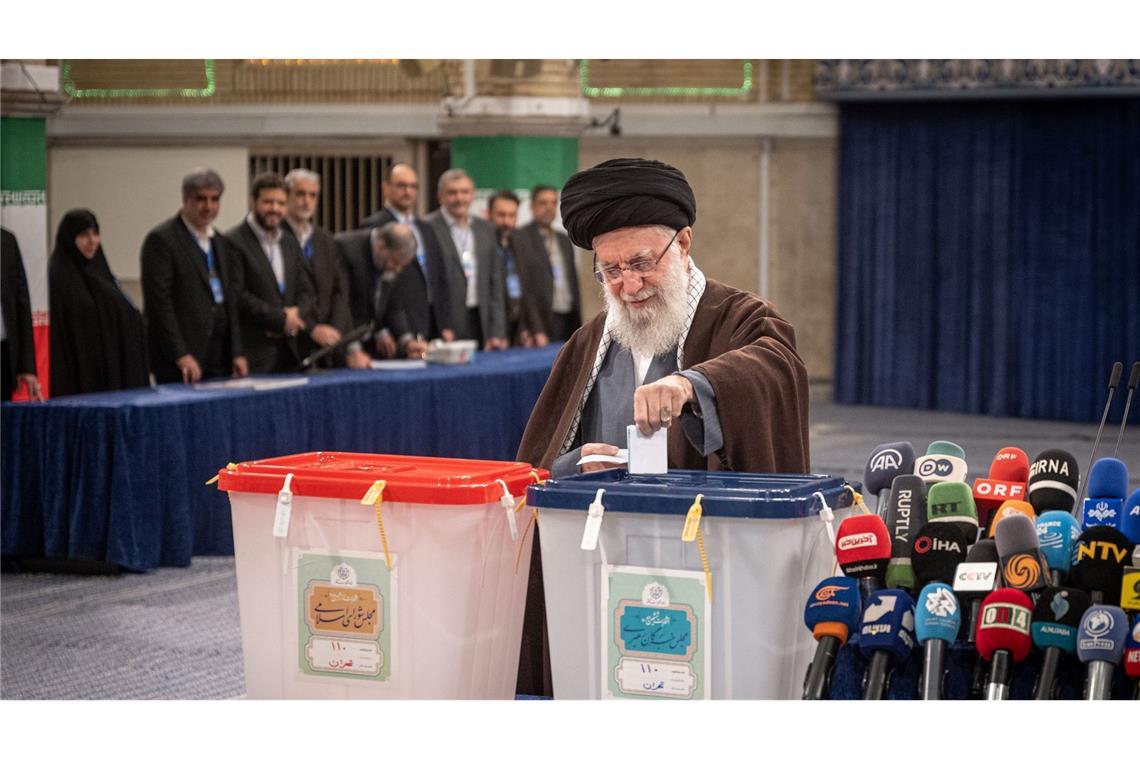 Irans Religionsführer Ajatollah Chamenei während seiner Stimmabgabe in Teheran.