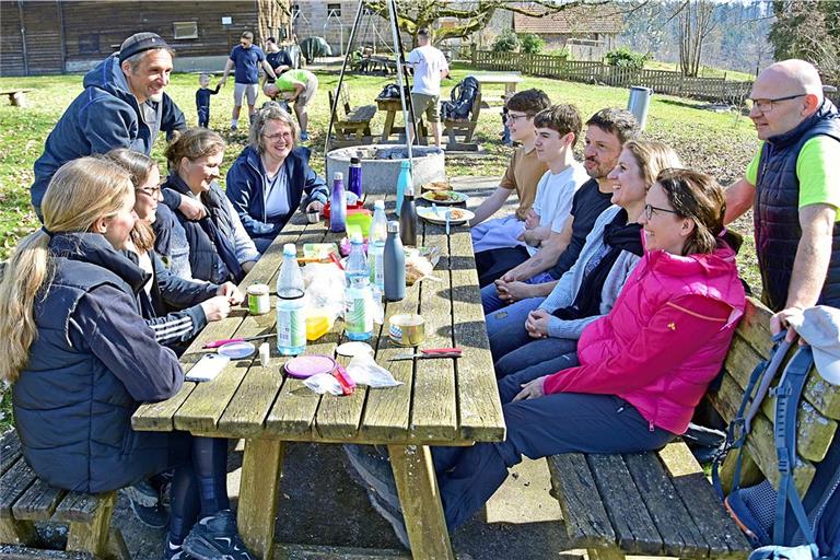 Isa Ebinger (vorne rechts) feiert mit Familie und Freunden auf dem Eschelhof Geburtstag. Fotos: Tobias Sellmaier