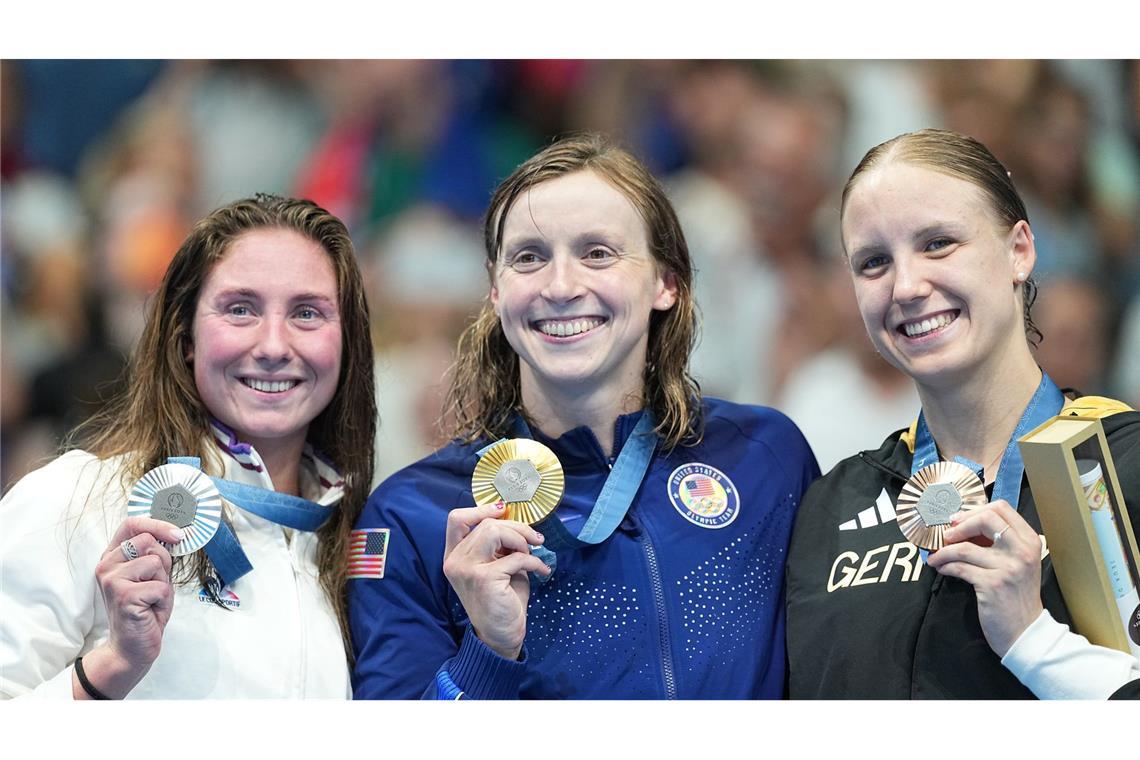 Isabel Gose mit ihrer Bronzemedaille neben US-Schwimmstar Katie Ledecky.