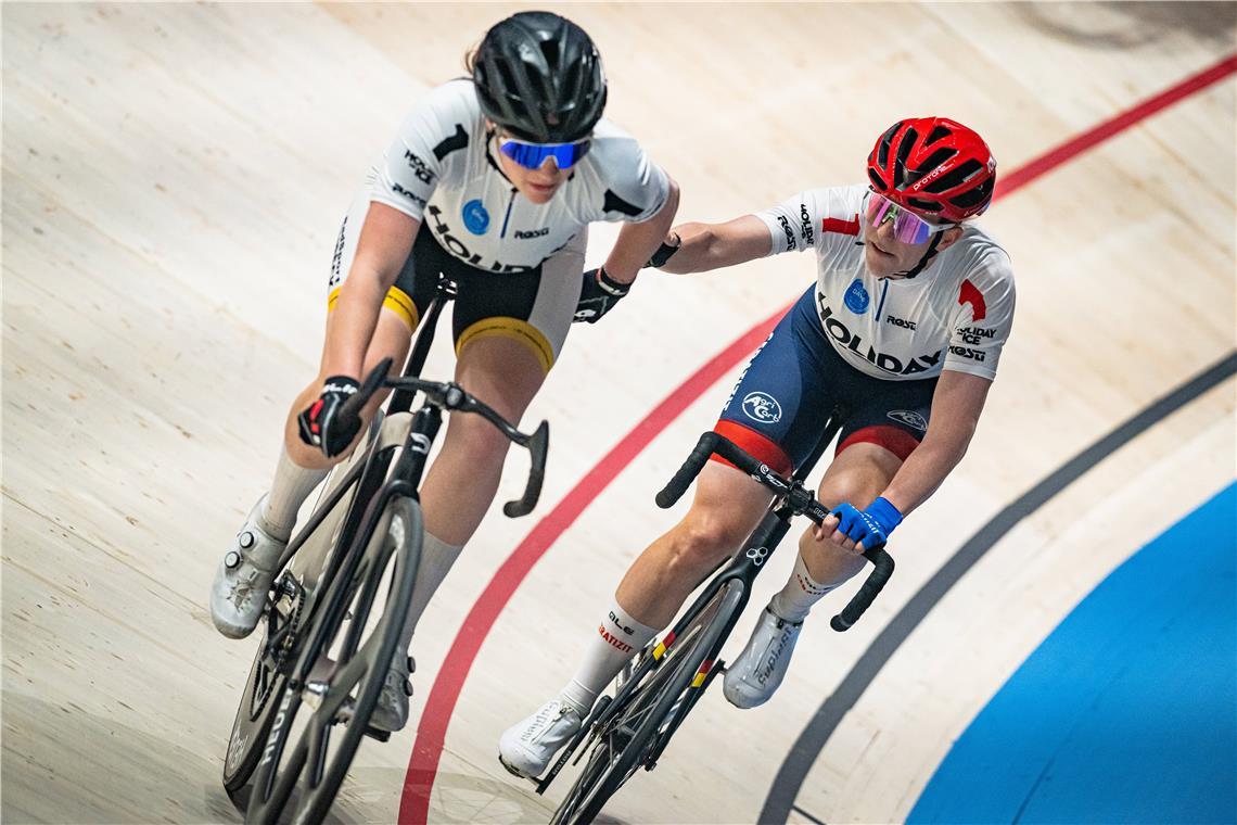 Isabel Kämpfert (links) wird von ihrer Teampartnerin Franziska Brauße bei den Bremer Sixdays auf die Runde geschickt. Foto: Imago