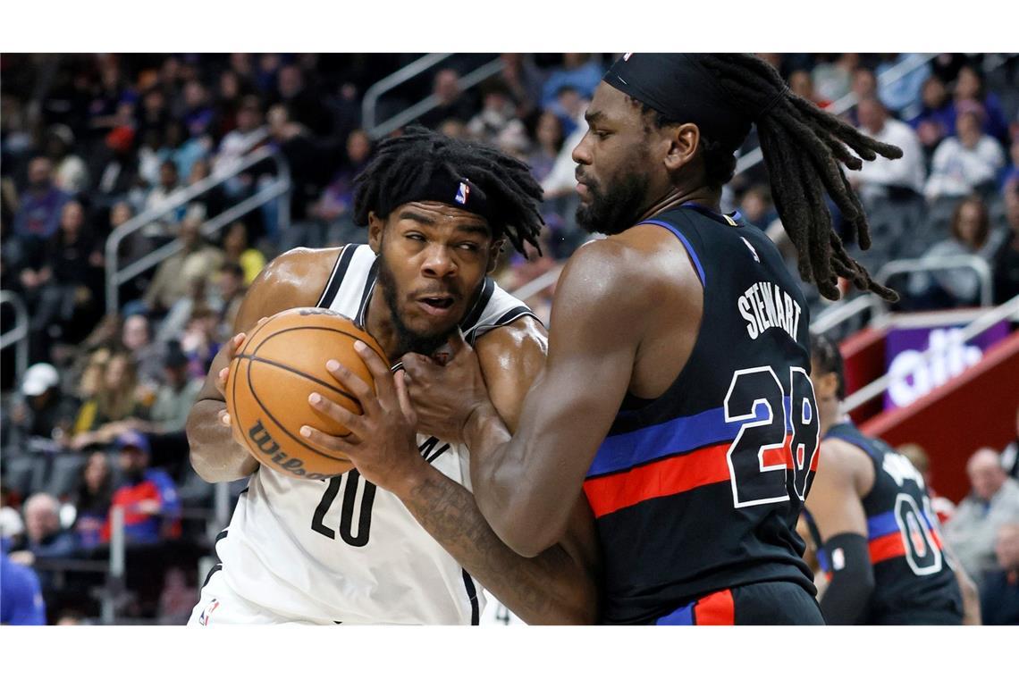 Isaiah Stewart (r) und Detroit Pistons besiegten die Brooklyn Nets.