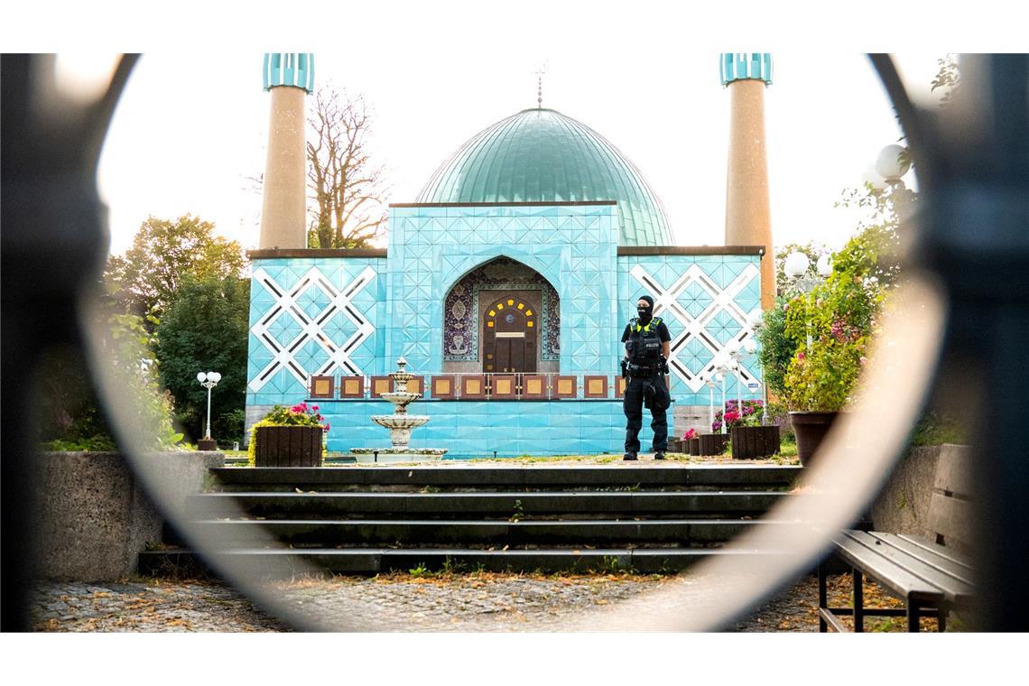 Islamisches Zentrum verboten: Polizisten riegeln am frühen Morgen in Hamburg die Blaue Moschee ab.