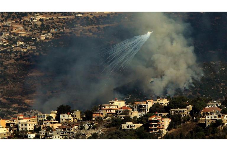 Israel und die Hisbollah liefern sich seit einem Jahr Beschuss - die Hisbollah nach eigener Darstellung aus Solidarität mit der Hamas, die Israel angegriffen hatte und gegen die Israel seitdem Krieg im Gazastreifen führt.