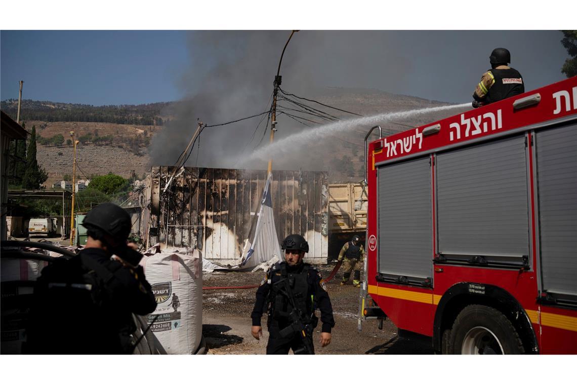 Israelische Feuerwehrleute löschen einen Brand, nachdem eine aus dem Libanon abgefeuerte Rakete im September in den Ort Kiryat Shmona eingeschlagen ist.