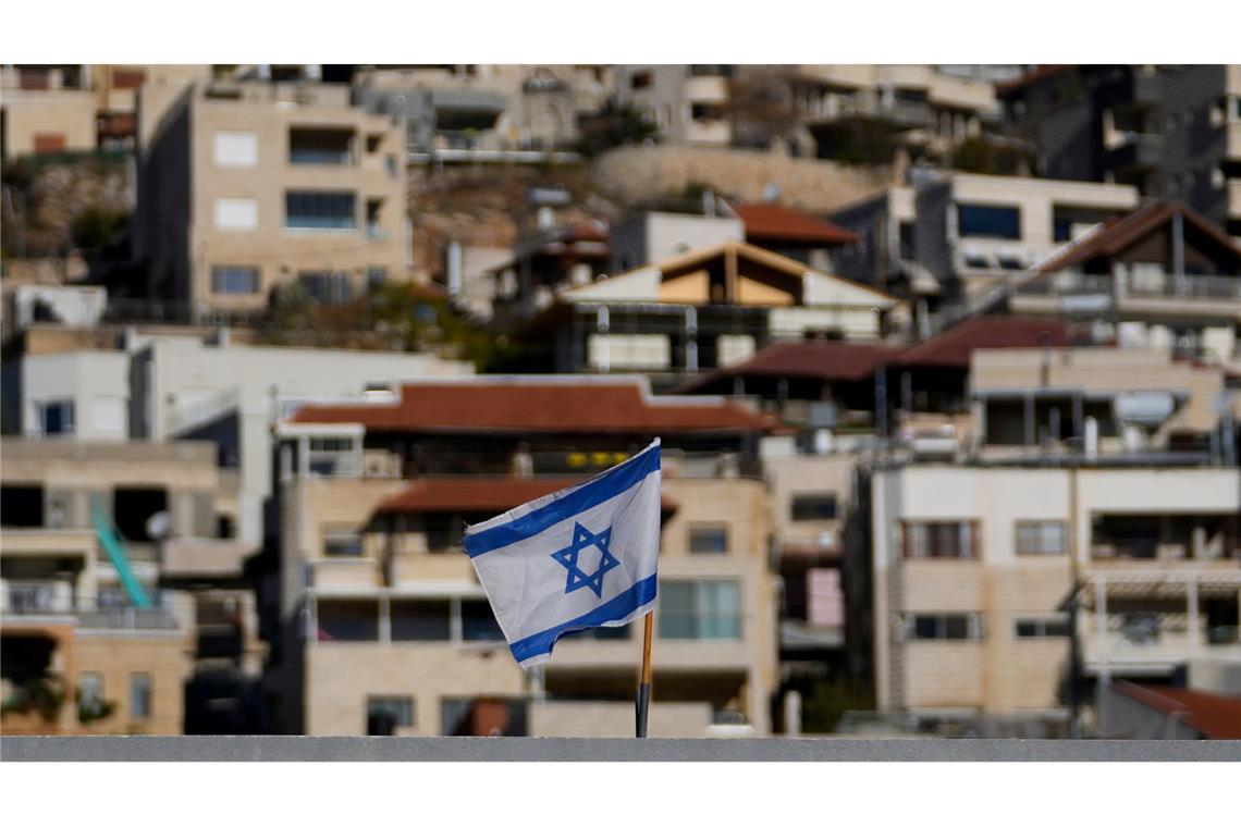 Israelische Flagge weht auf einem Dach nahe dem Grenzgebiet zwischen den Golanhöhen und Syrien.