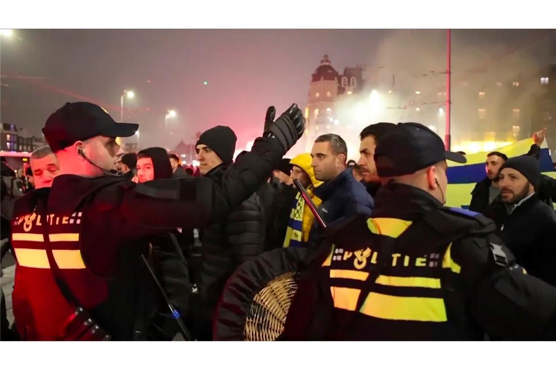 Israelische Fußballfans waren nach Angaben der Behörden Opfer von gezielten Attacken in Amsterdam.