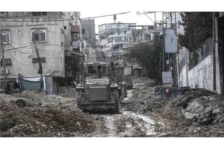 Israelische Militärbulldozer zerstören die Infrastruktur im Lager Tulkarem im Westjordanland. Mehrere arabische Staaten wollen zu einem Gipfel zusammenkommen und über die Zukunft Gazas sprechen (Archivfoto).