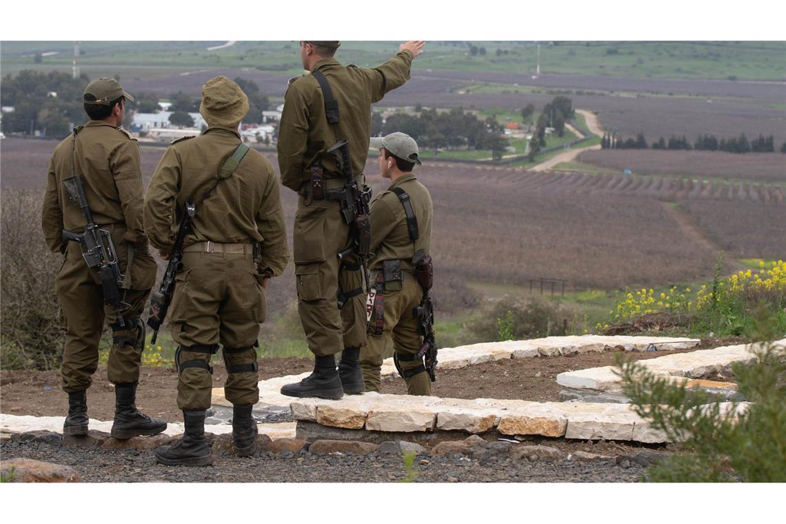 Israelische Soldaten blicken auf die Golanhöhen.