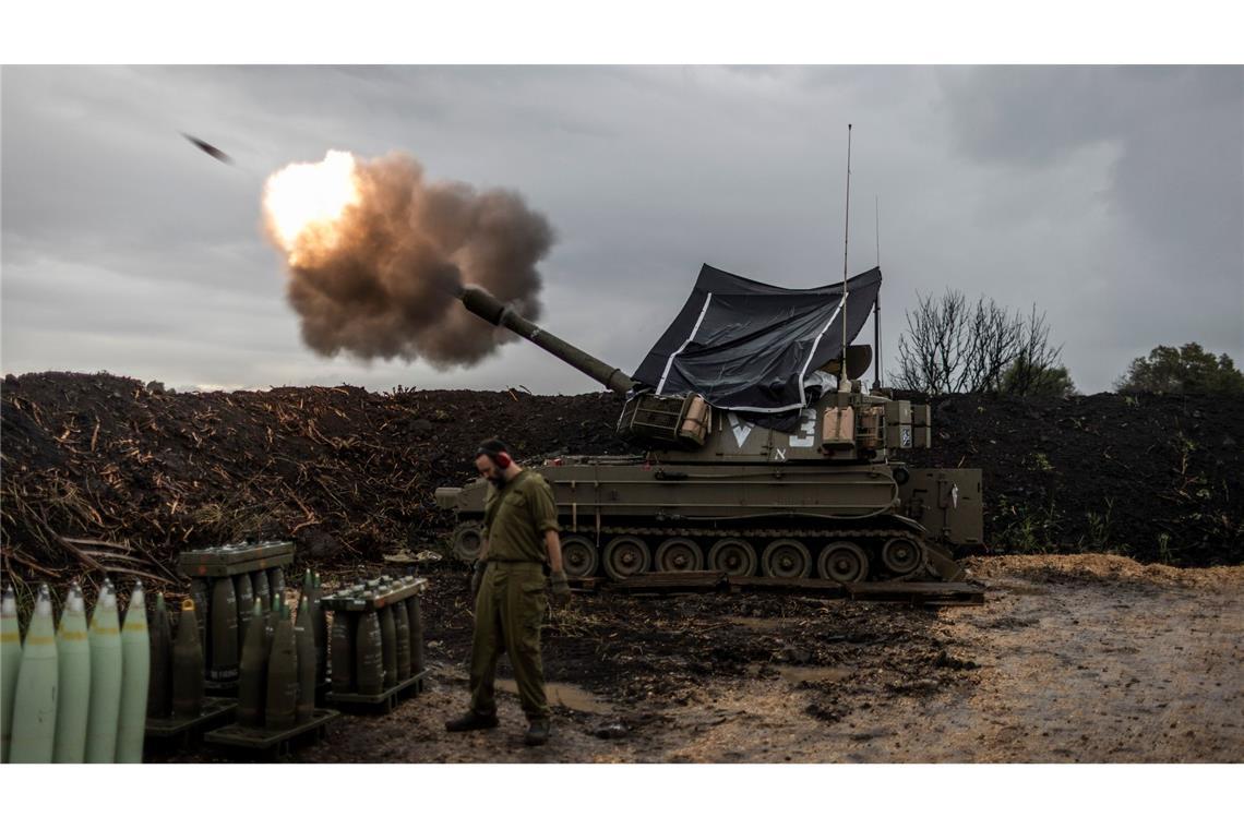 Israelische Soldaten feuern nahe der Grenze zum Libanon eine mobile Haubitze ab. Während die Sorge vor einem militärischen Flächenbrand im Nahen Osten wächst, hat Israel weitere Ziele im Gazastreifen und im Südlibanon angegriffen.